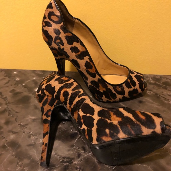 Ladies 5.5 leopard print heels. Barely worn. - Picture 3 of 3